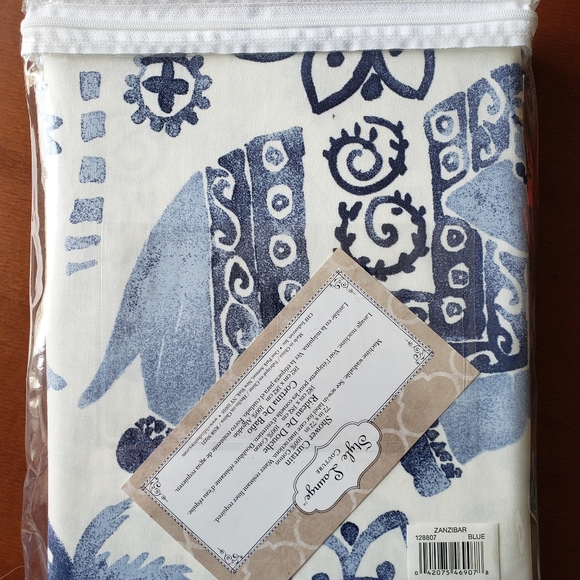 Brand new shower curtain - Picture 4 of 5